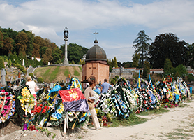 Nella parte nuova del cimitero di Lychakivske le tombe dei soldati caduti in Donbas