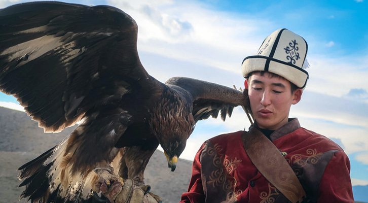 Erika Fatland, Sovietistan. Nella foto un cacciatore con l’aquila in Kirghizistan