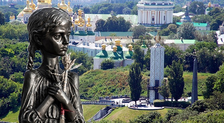 Ucraina. Il Museo Nazionale Ucraino del Genocidio a Kiev con sullo sfondo il Pecherska Lavra