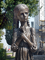 Il monumento commemorativo dell'Holodomor a Kiev. La bambina strige al petto le spighe di grano.